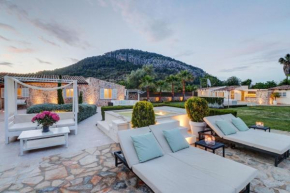 Villa auf dem Land mit mehreren Pools auf weitläufigem Grundstück mit herrlicher Aussicht auf die bergige Landschaft